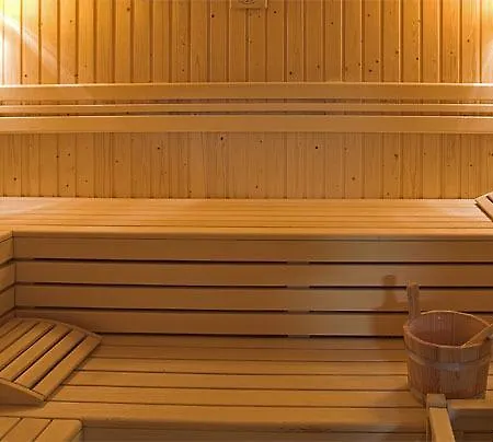 מלון Hotel Dombovar