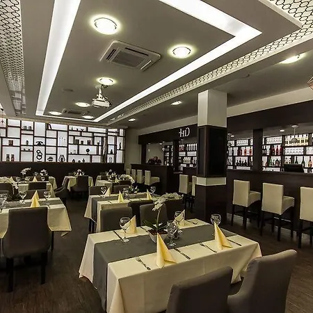 Hotel Dombovar מלון 2*